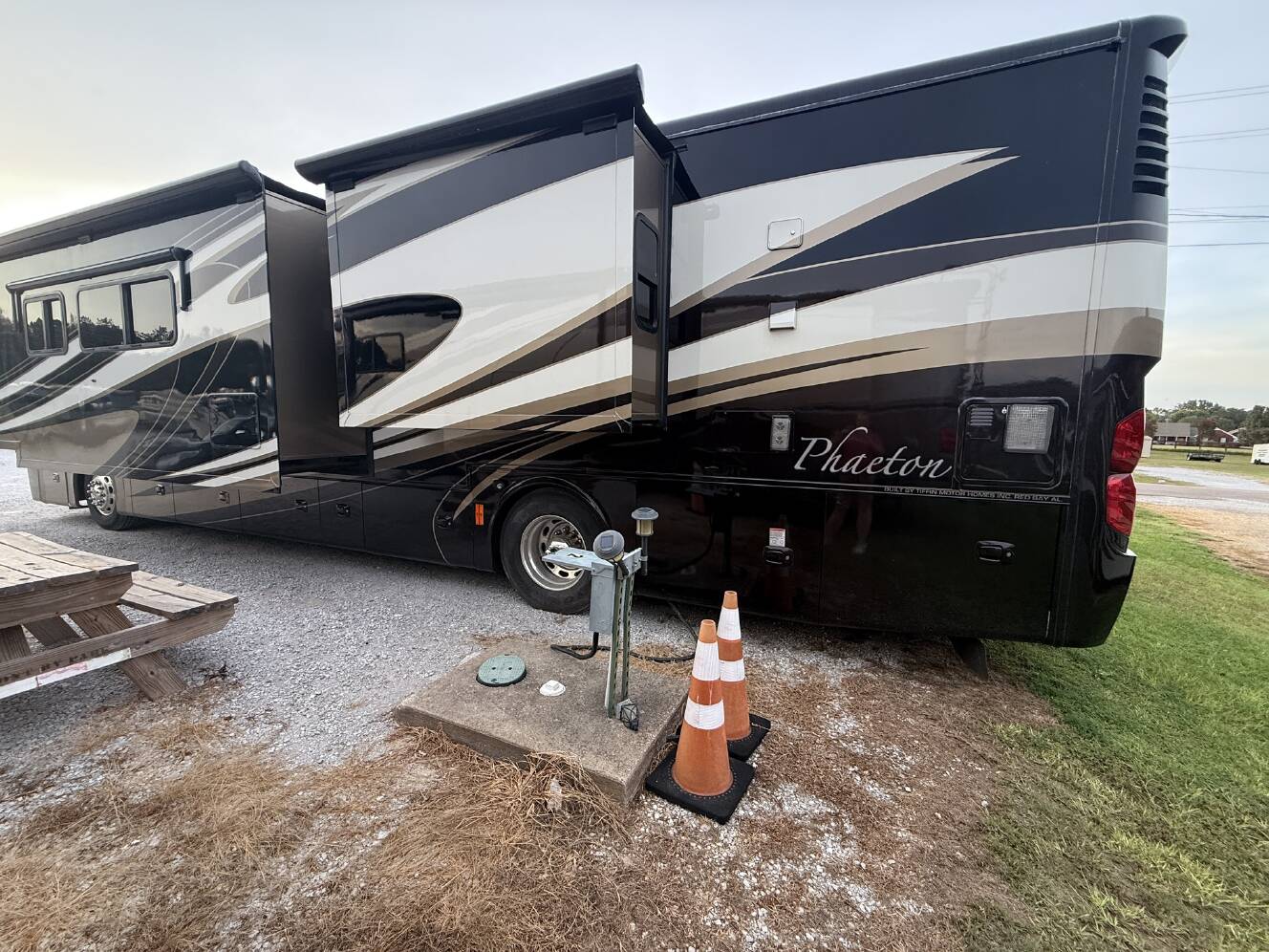 A photo of this 2013 Tiffin Motorhomes PHAETON 40 QBH