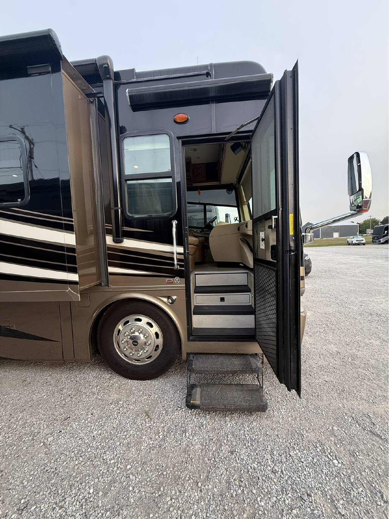 A photo of this 2013 Tiffin Motorhomes PHAETON 40 QBH