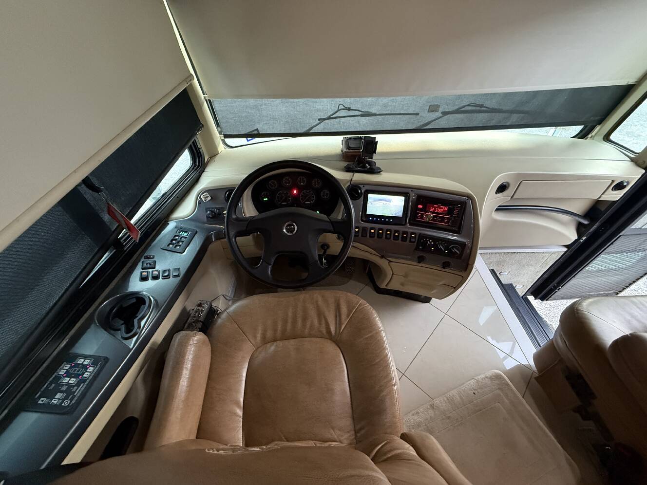 A photo of this 2013 Tiffin Motorhomes PHAETON 40 QBH