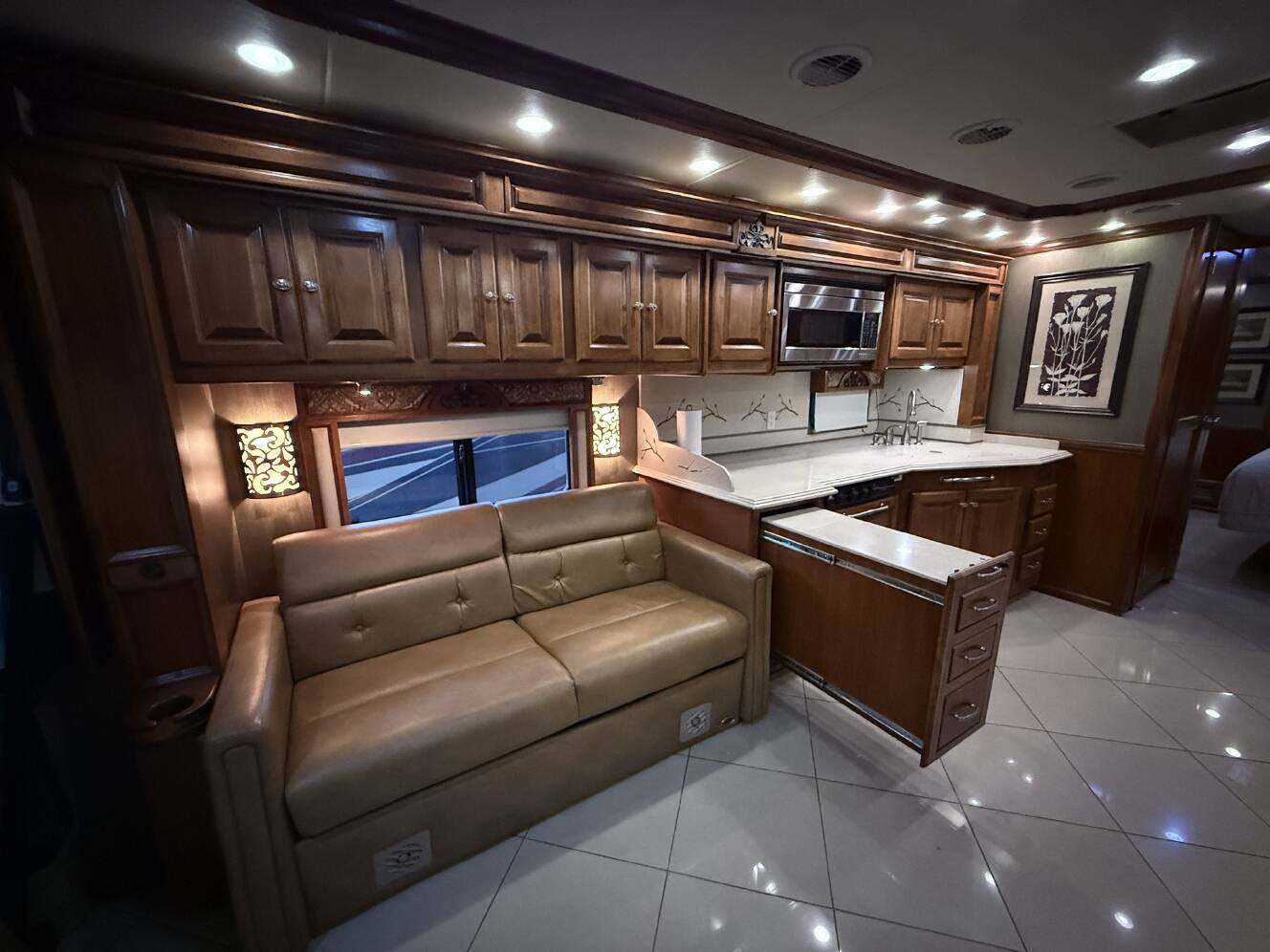 A photo of this 2013 Tiffin Motorhomes PHAETON 40 QBH