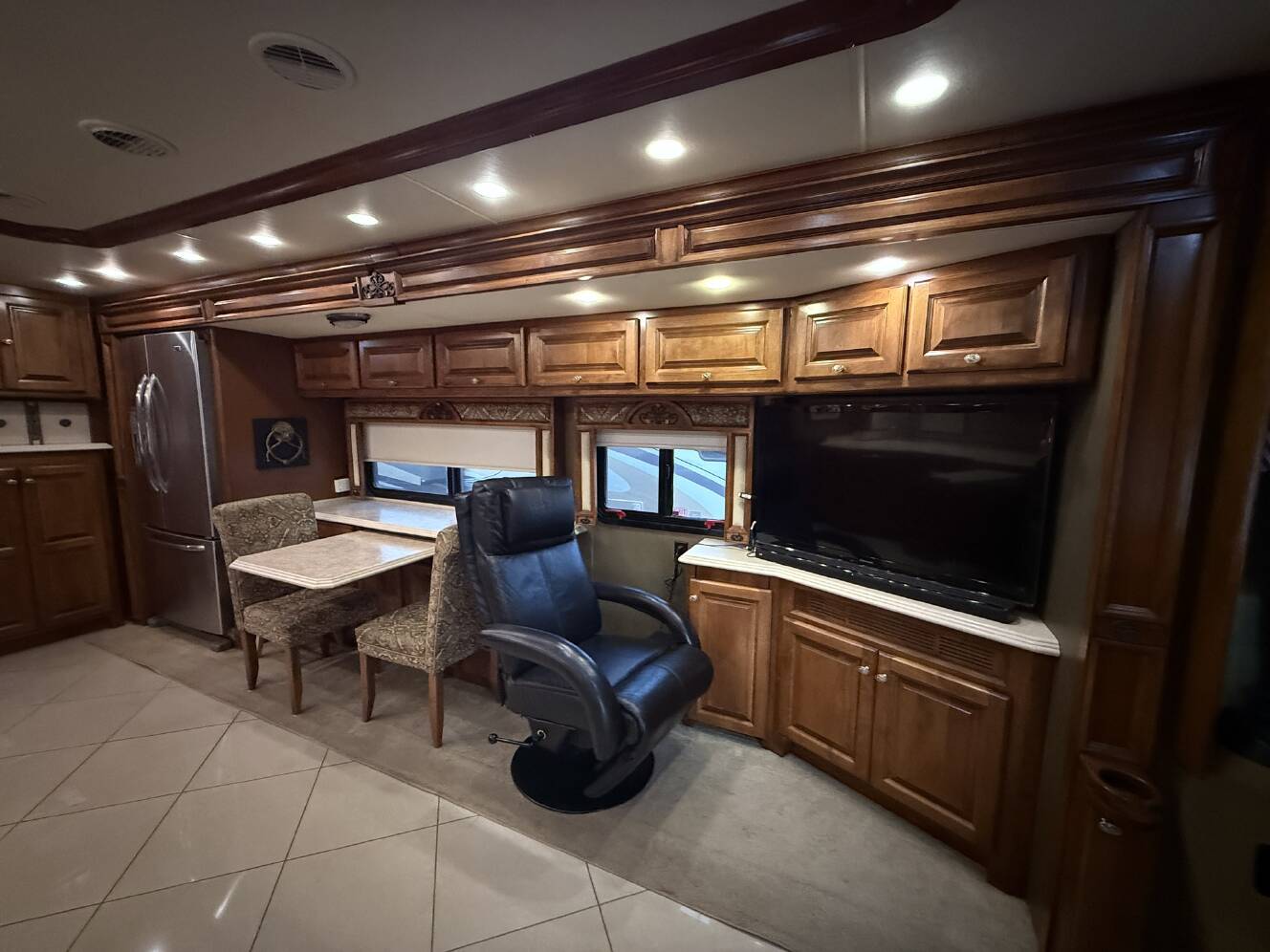A photo of this 2013 Tiffin Motorhomes PHAETON 40 QBH