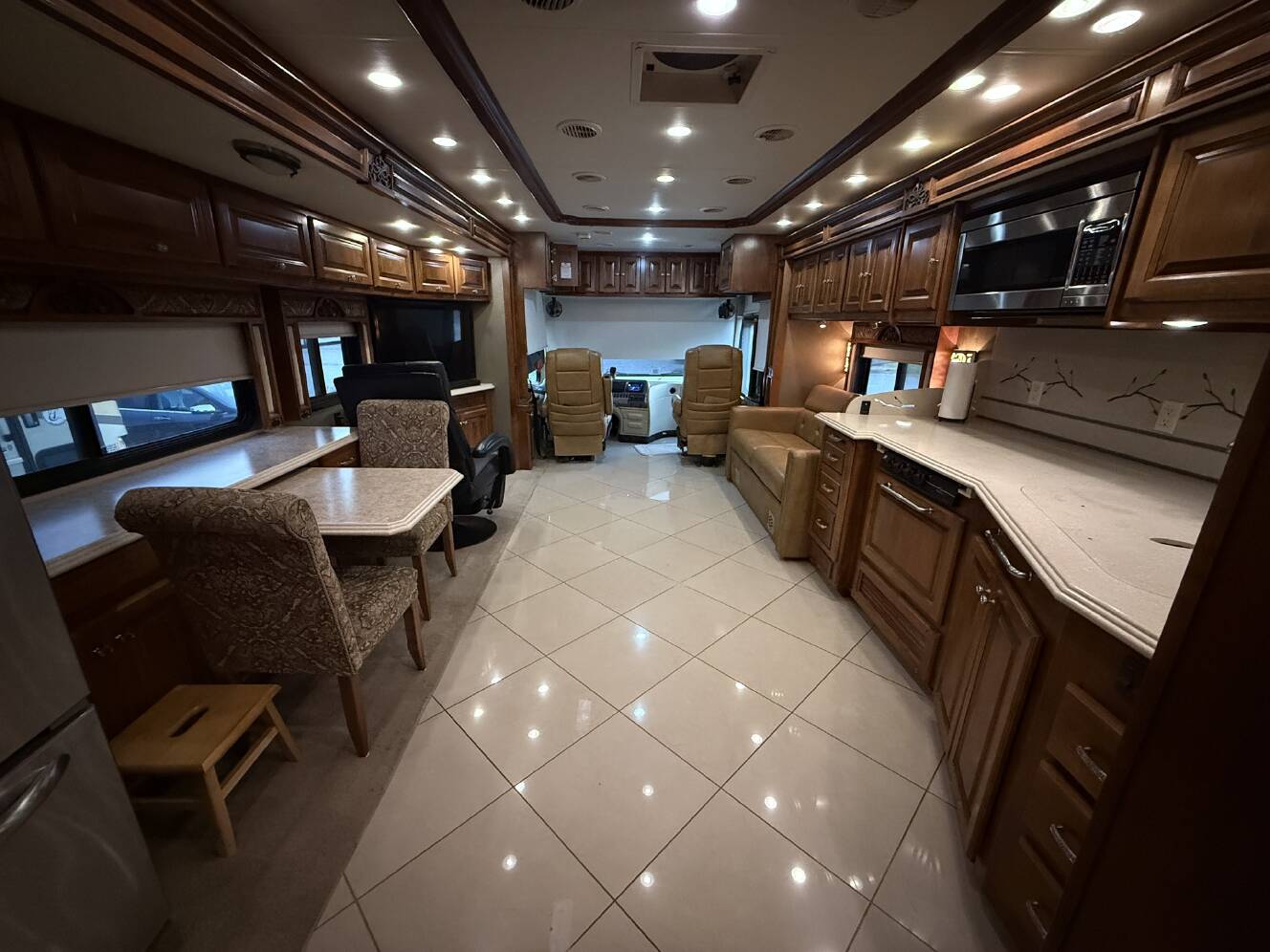 A photo of this 2013 Tiffin Motorhomes PHAETON 40 QBH
