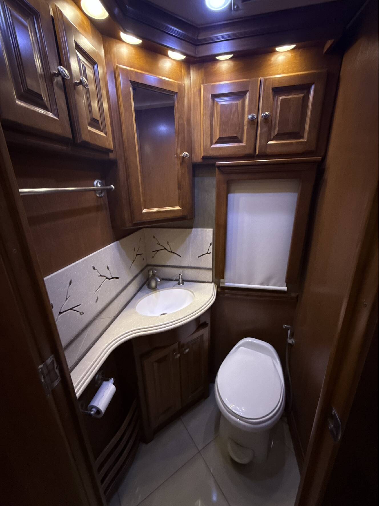 A photo of this 2013 Tiffin Motorhomes PHAETON 40 QBH