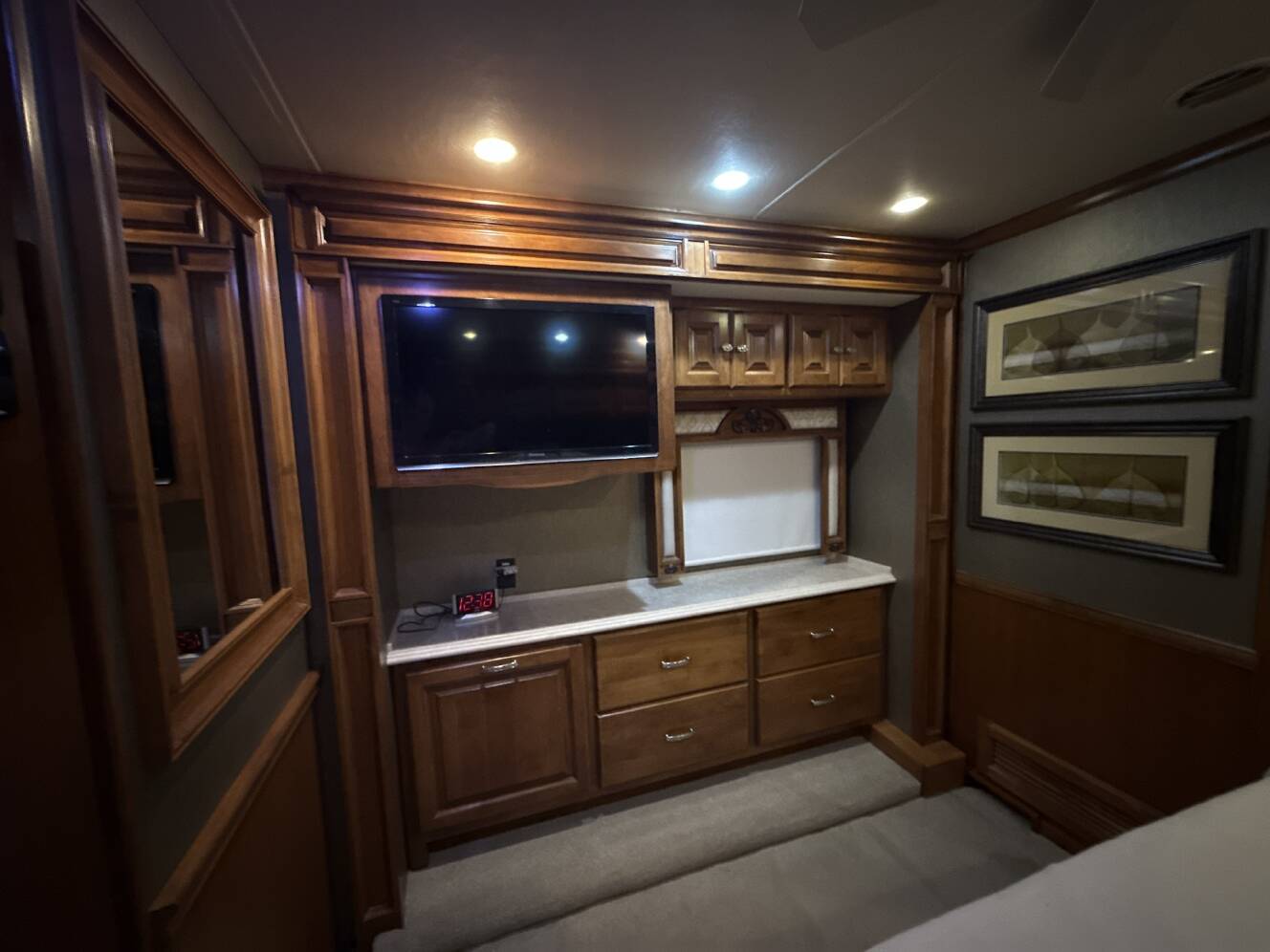 A photo of this 2013 Tiffin Motorhomes PHAETON 40 QBH