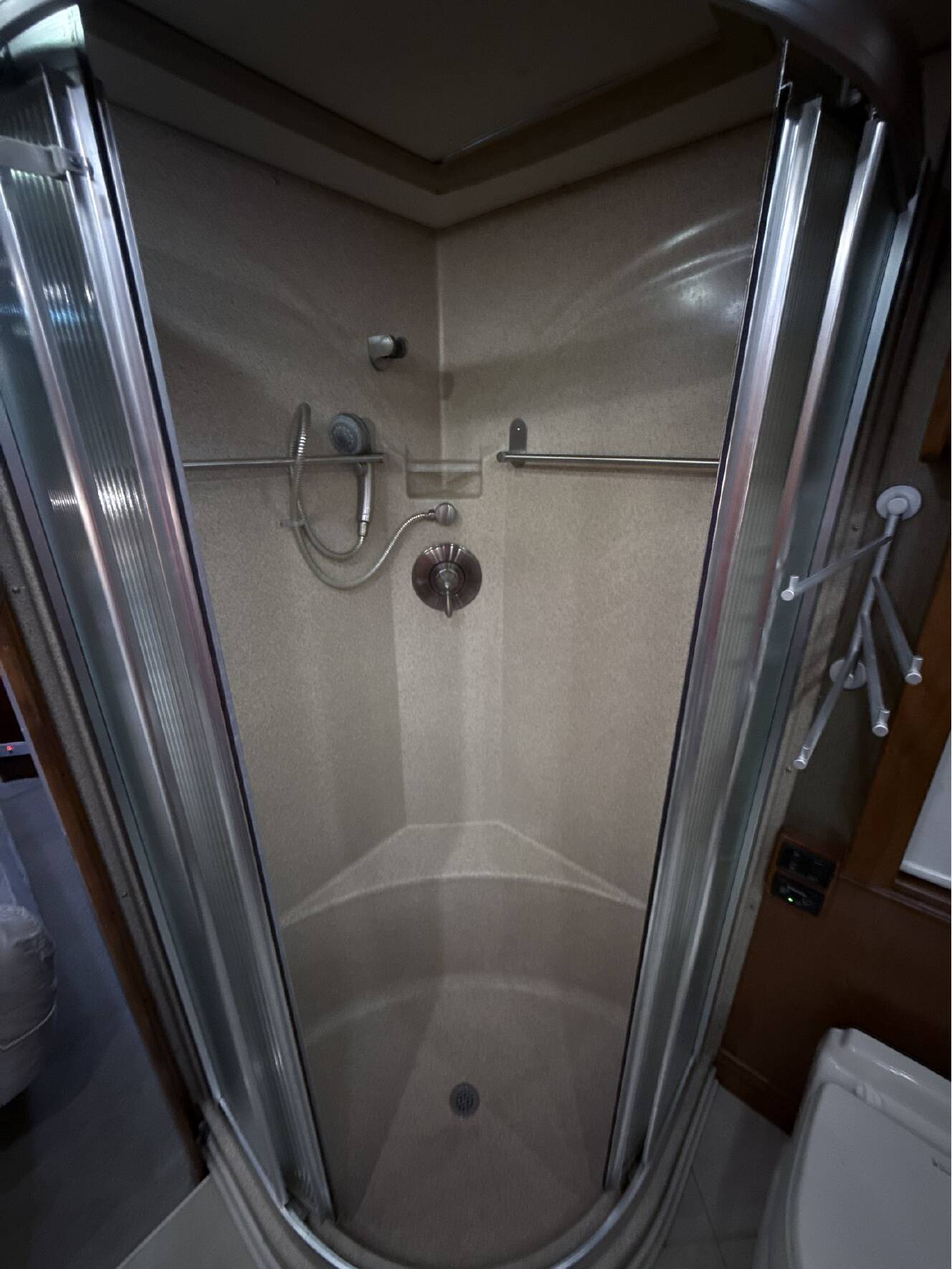 A photo of this 2013 Tiffin Motorhomes PHAETON 40 QBH