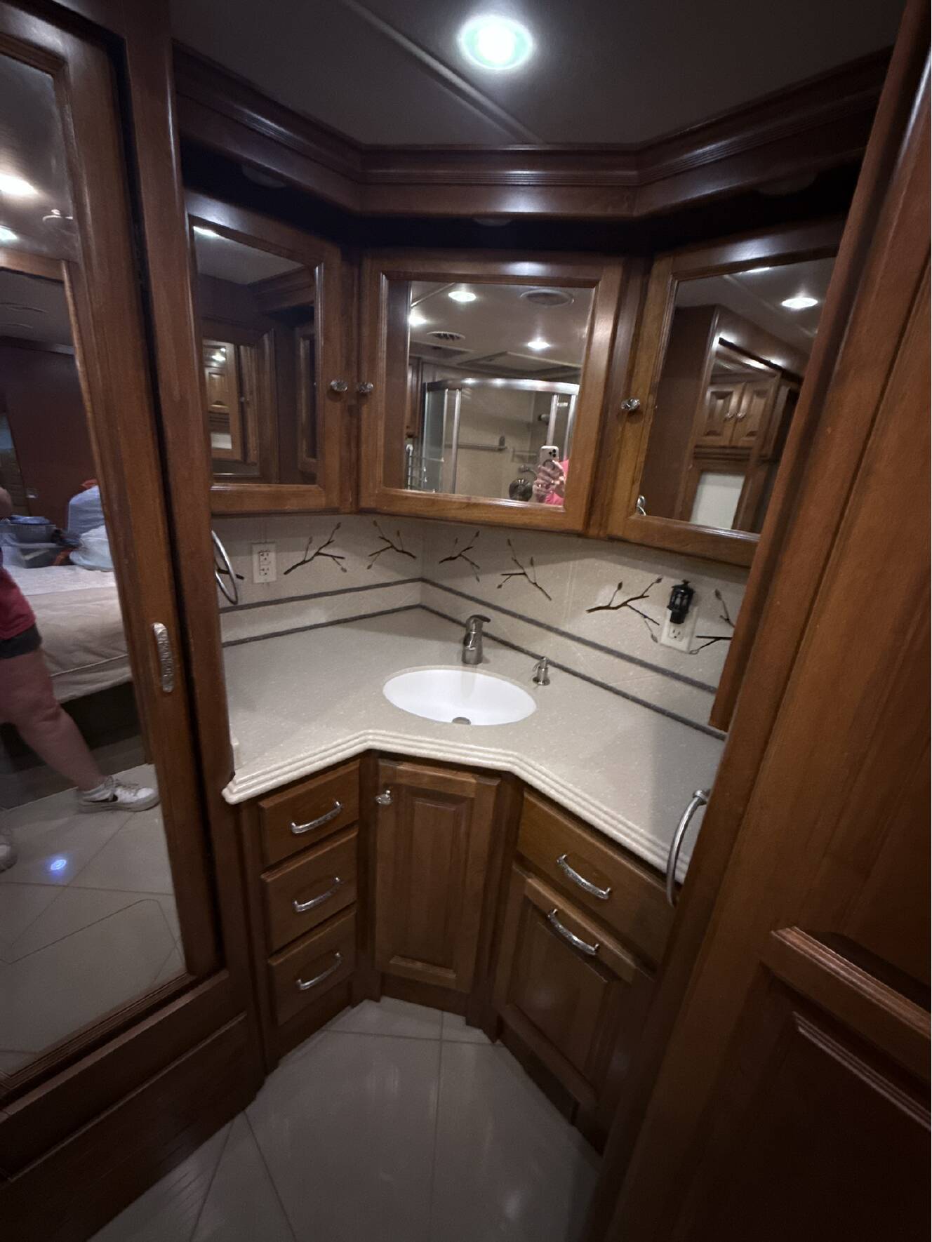 A photo of this 2013 Tiffin Motorhomes PHAETON 40 QBH