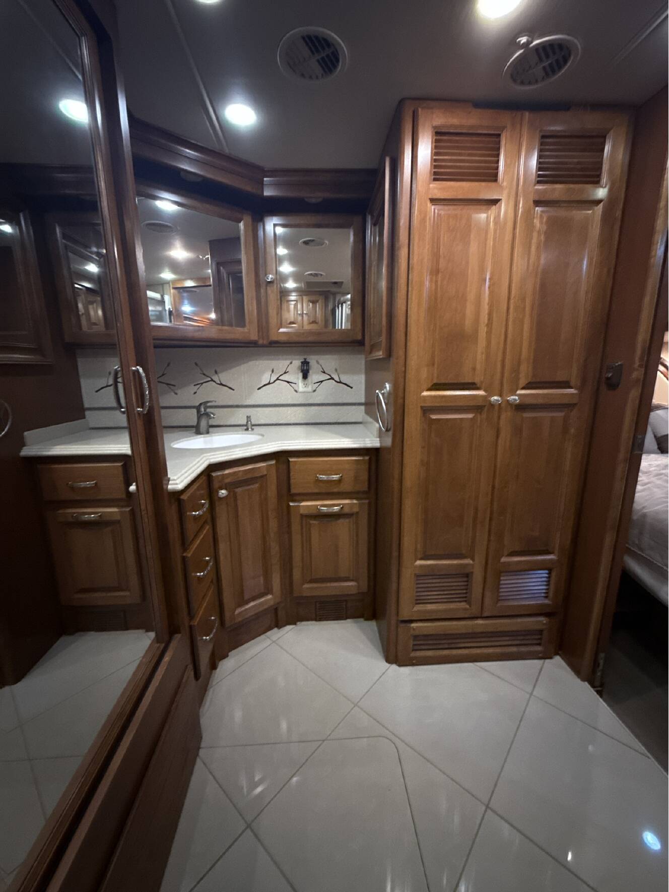 A photo of this 2013 Tiffin Motorhomes PHAETON 40 QBH