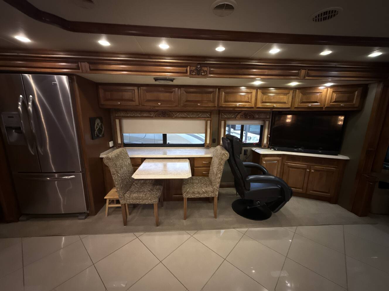 A photo of this 2013 Tiffin Motorhomes PHAETON 40 QBH