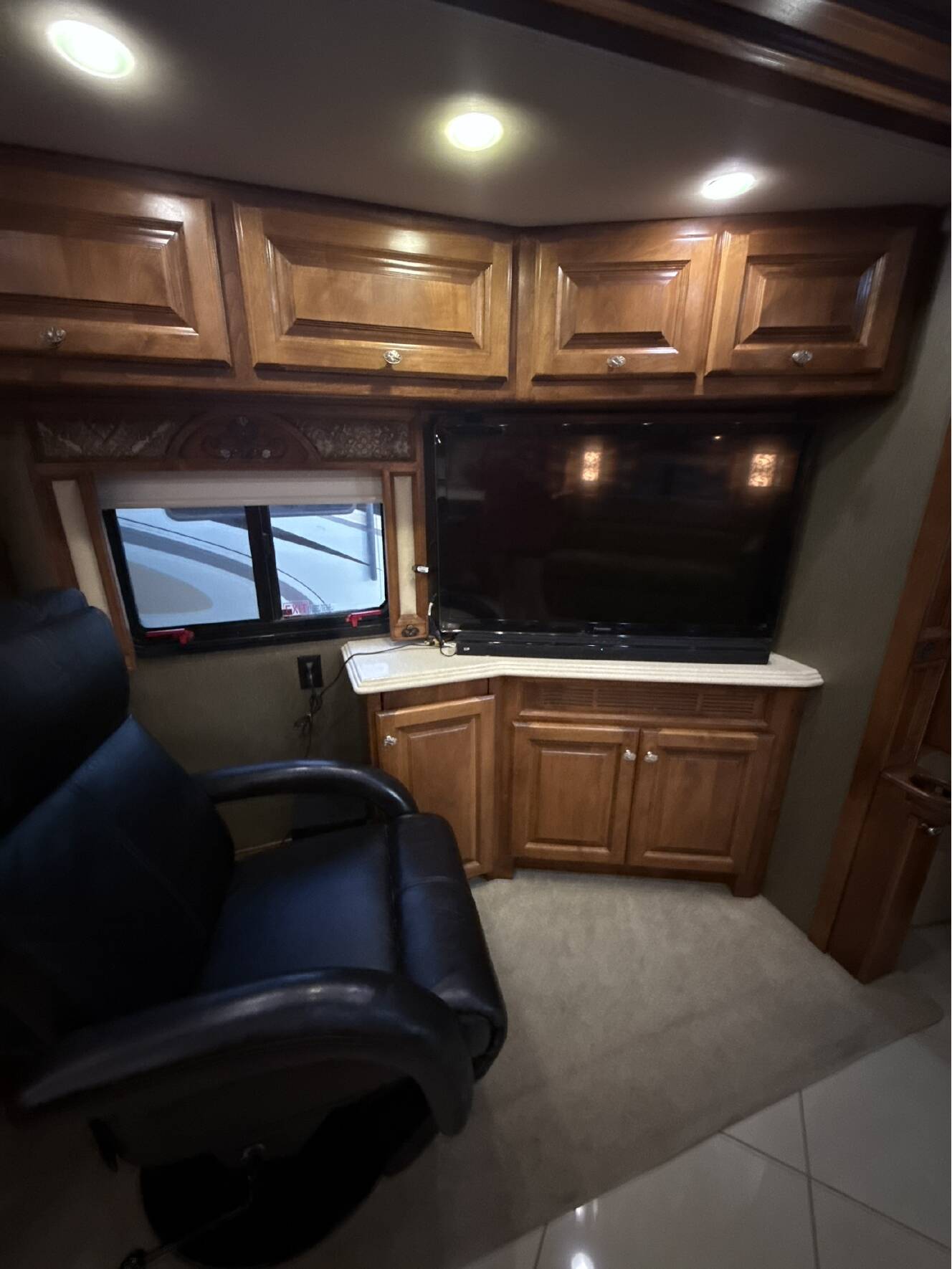 A photo of this 2013 Tiffin Motorhomes PHAETON 40 QBH