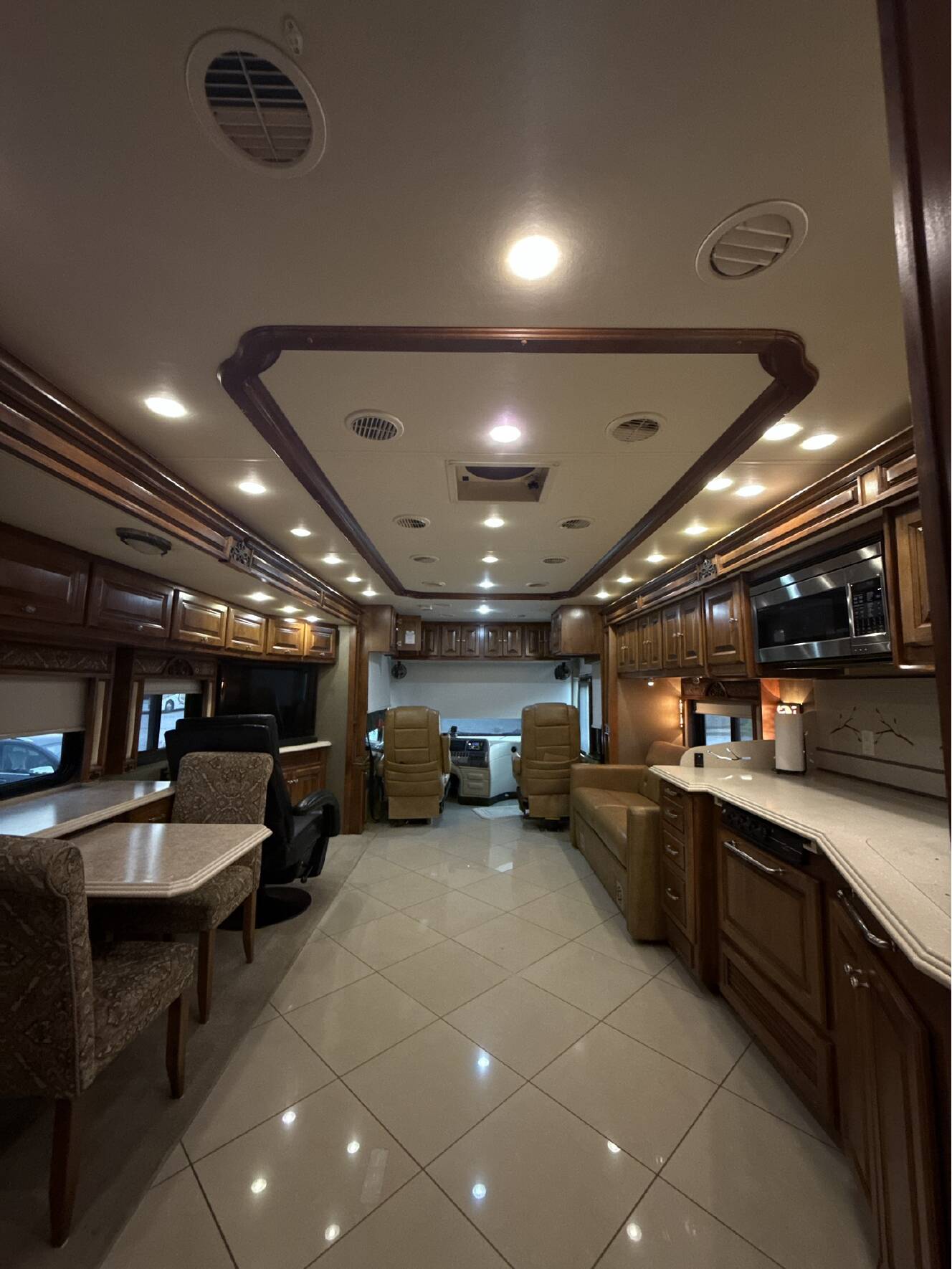 A photo of this 2013 Tiffin Motorhomes PHAETON 40 QBH