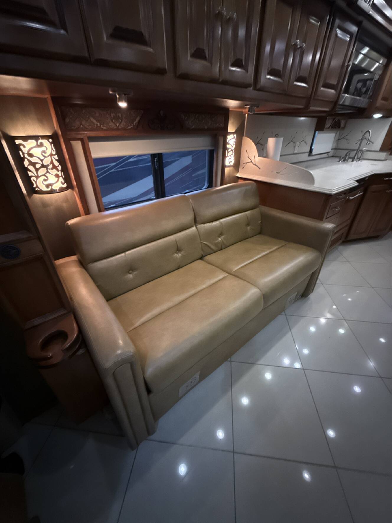A photo of this 2013 Tiffin Motorhomes PHAETON 40 QBH