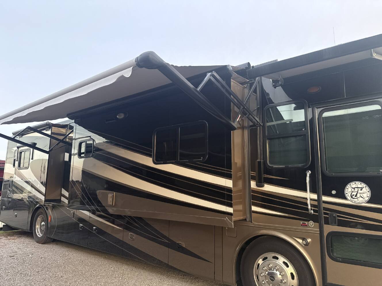 A photo of this 2013 Tiffin Motorhomes PHAETON 40 QBH