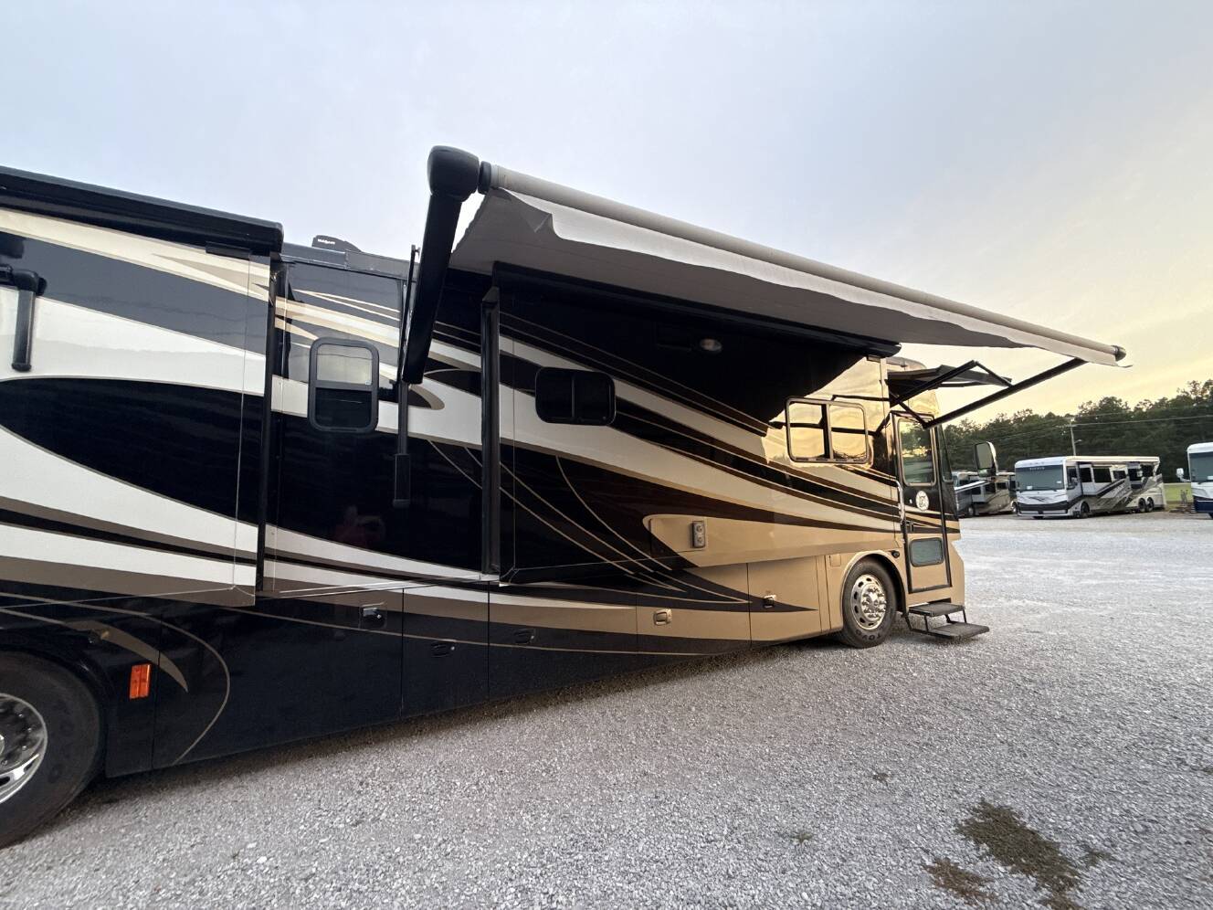 A photo of this 2013 Tiffin Motorhomes PHAETON 40 QBH