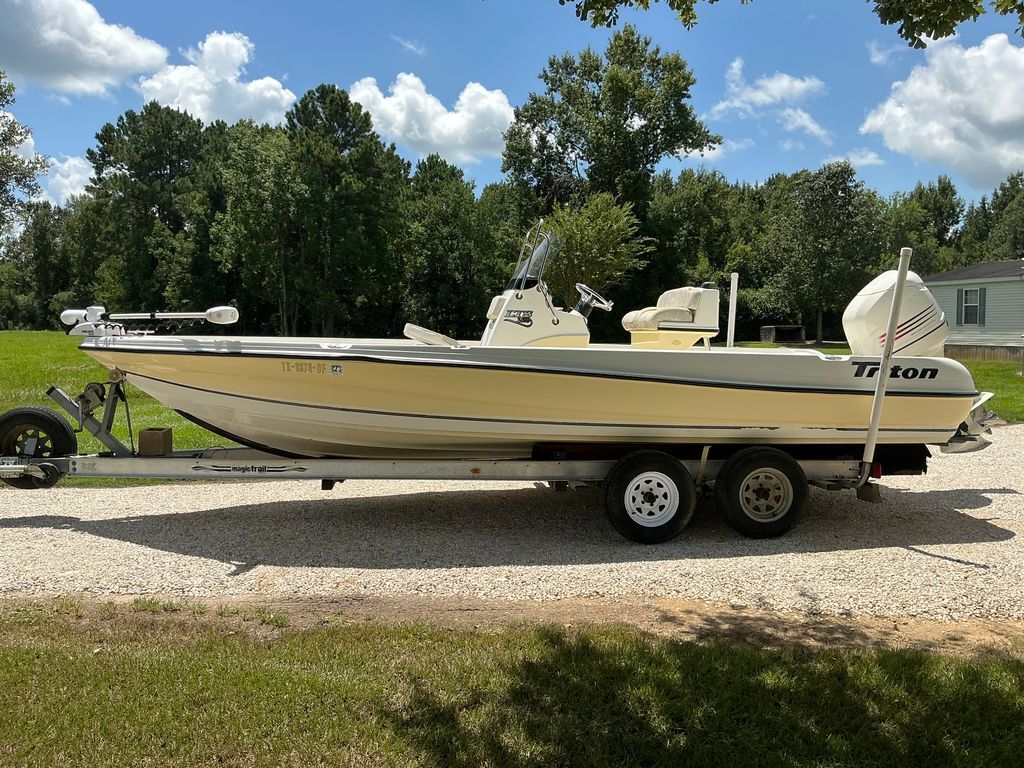 2003 Triton 220 LTS in hull TX