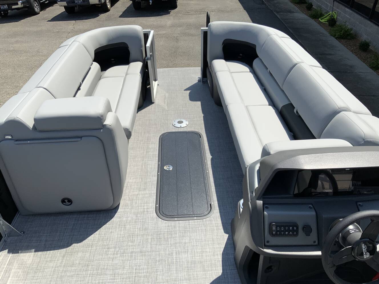 A photo of this 2027 Sun Tracker PARTY BARGE® 24 XP3