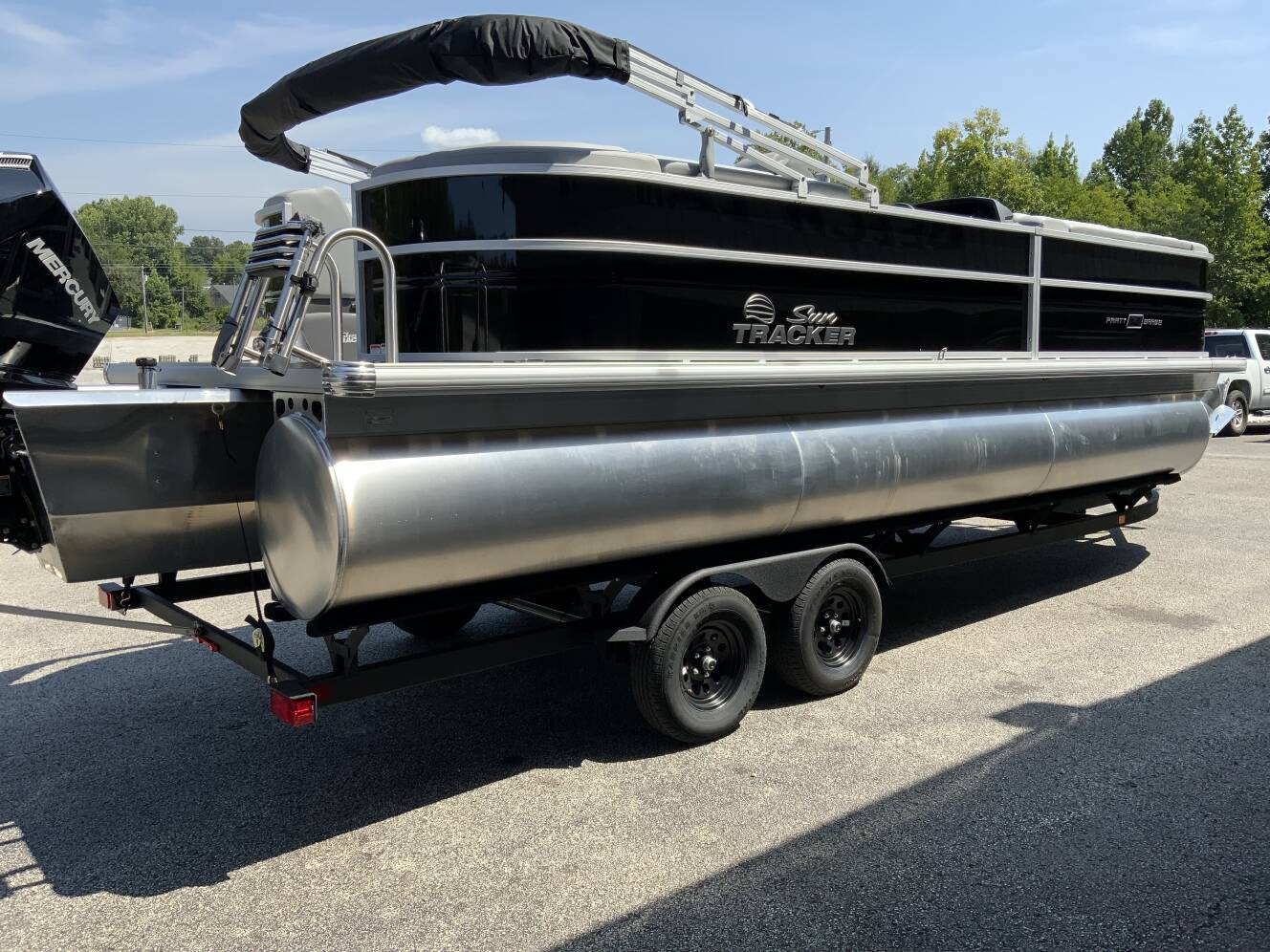 A photo of this 2027 Sun Tracker PARTY BARGE® 24 XP3