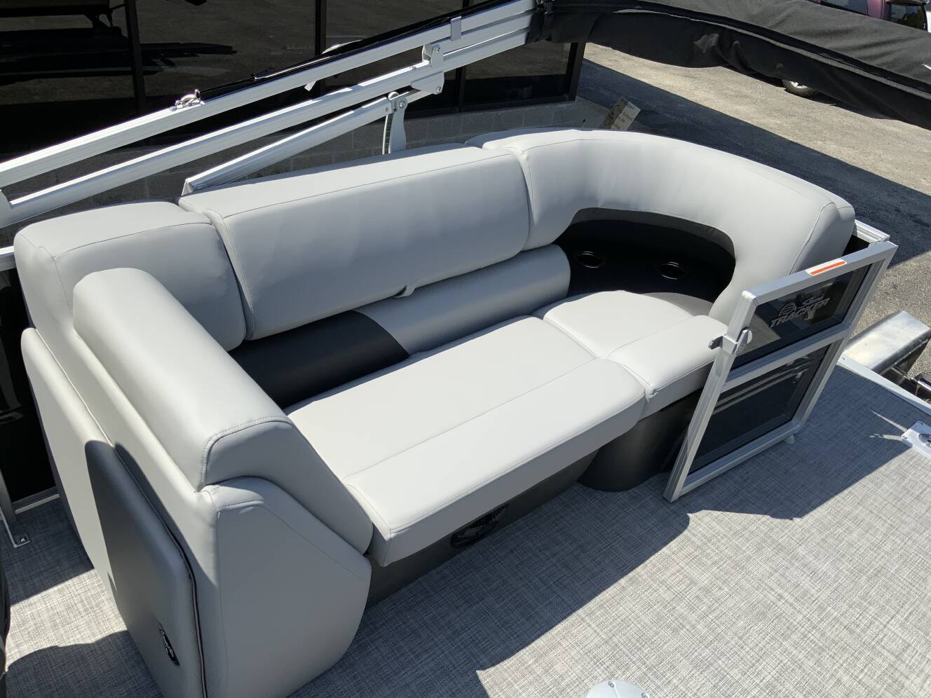 A photo of this 2027 Sun Tracker PARTY BARGE® 24 XP3