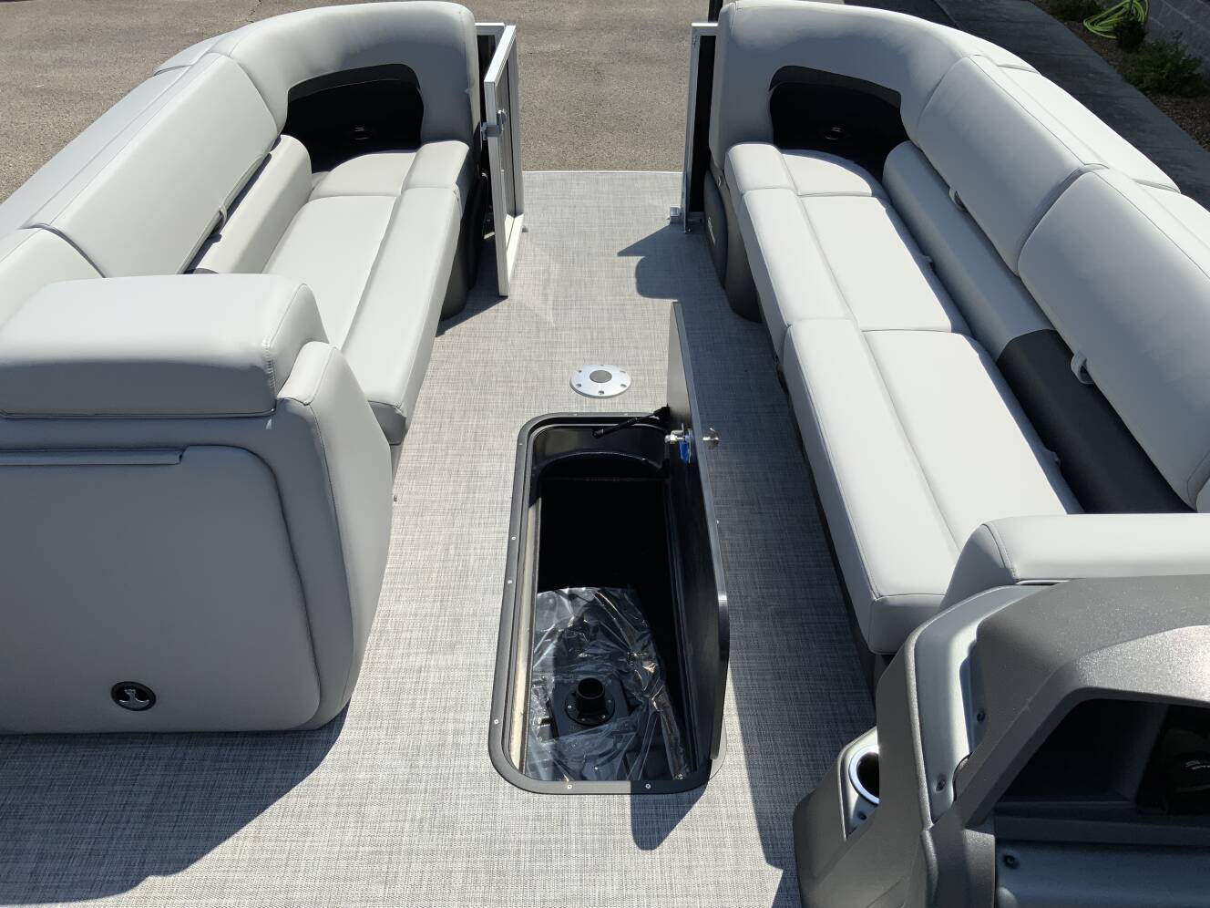 A photo of this 2027 Sun Tracker PARTY BARGE® 24 XP3