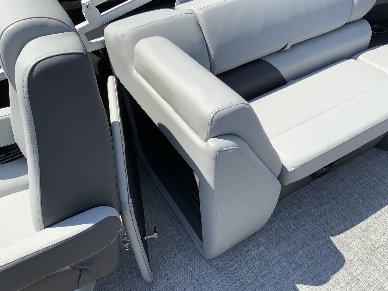 A photo of this 2027 Sun Tracker PARTY BARGE® 24 XP3