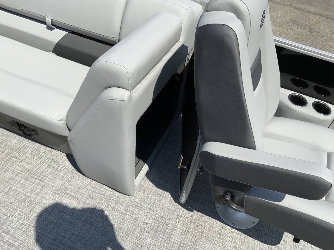 A photo of this 2027 Sun Tracker PARTY BARGE® 24 XP3