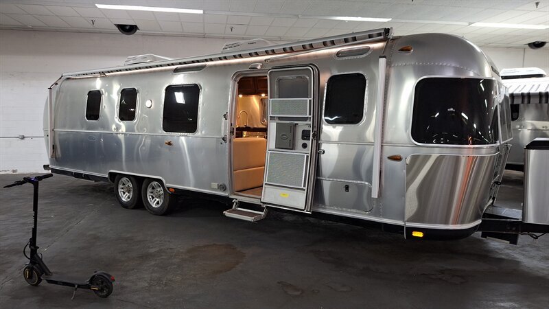 2018 Airstream Classic 33FB in liberty TX