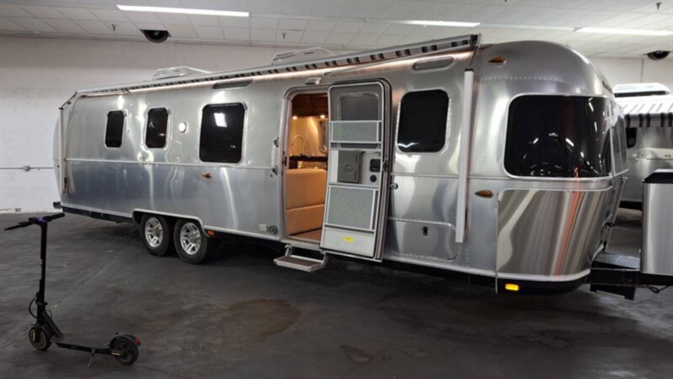 A photo of this 2018 Airstream Classic 33FB