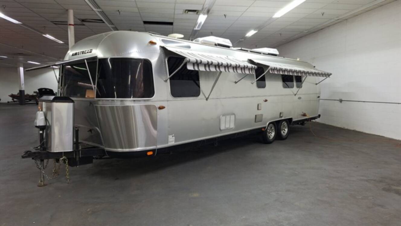 A photo of this 2018 Airstream Classic 33FB