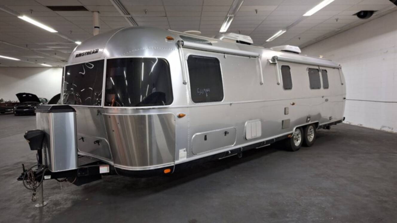 A photo of this 2018 Airstream Classic 33FB