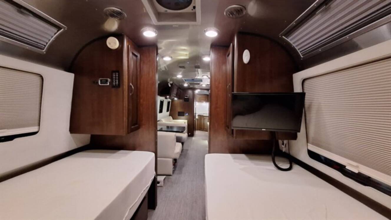 A photo of this 2018 Airstream Classic 33FB