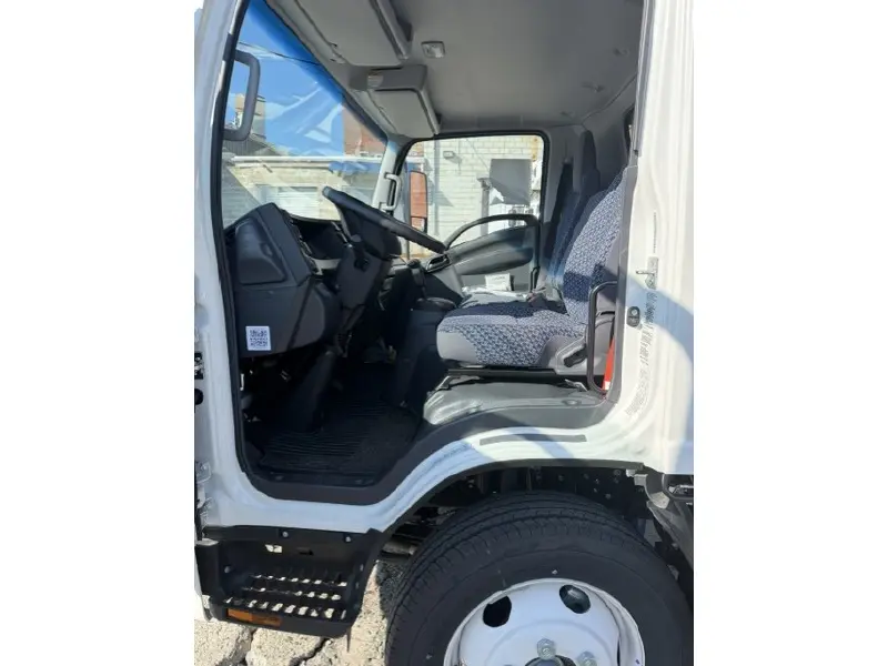 2025 ISUZU NRR