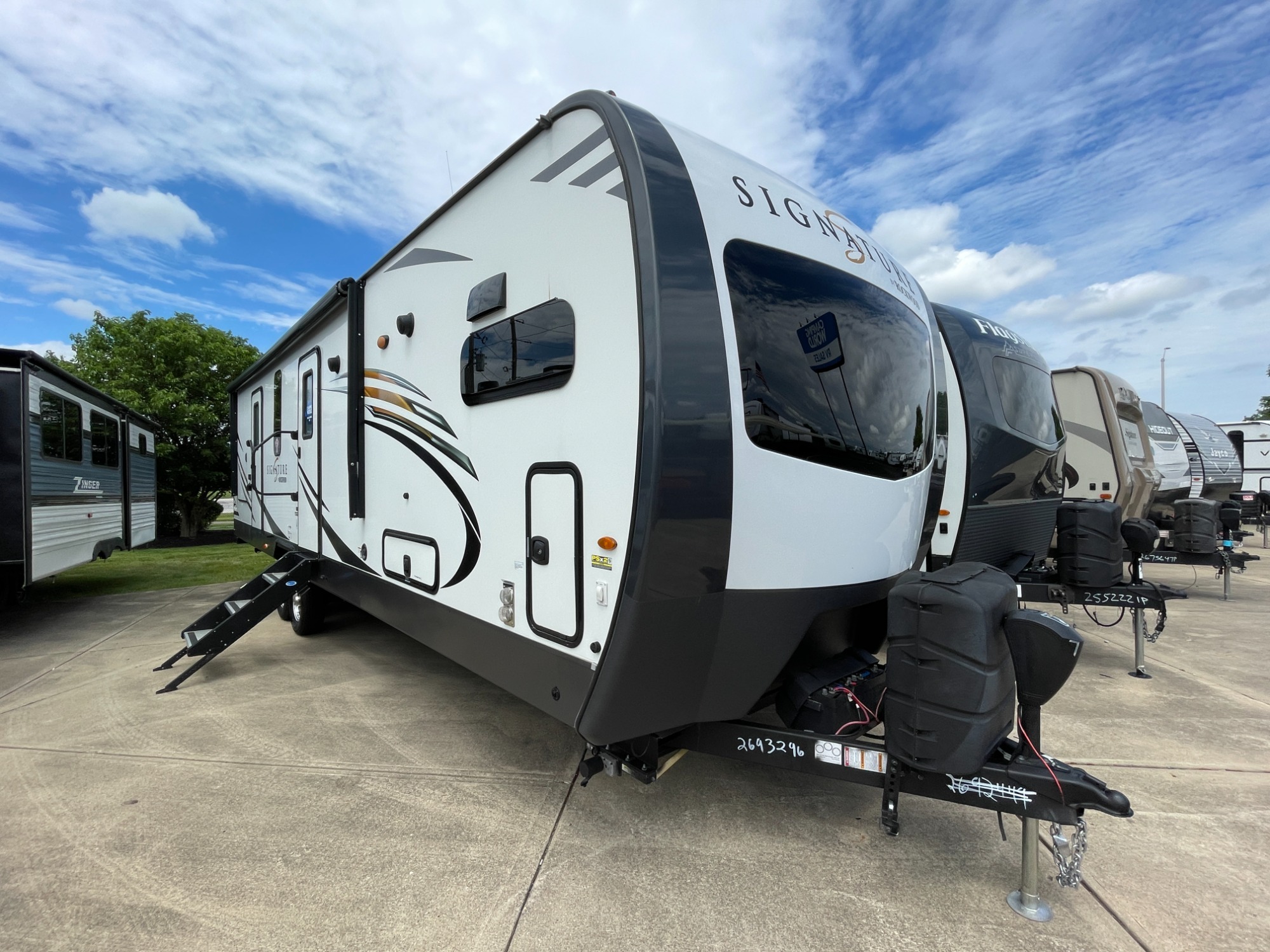 2020 Forest River ROCKWOOD SIGNATURE ULTRA LITE 8335BSS in greenwood IN