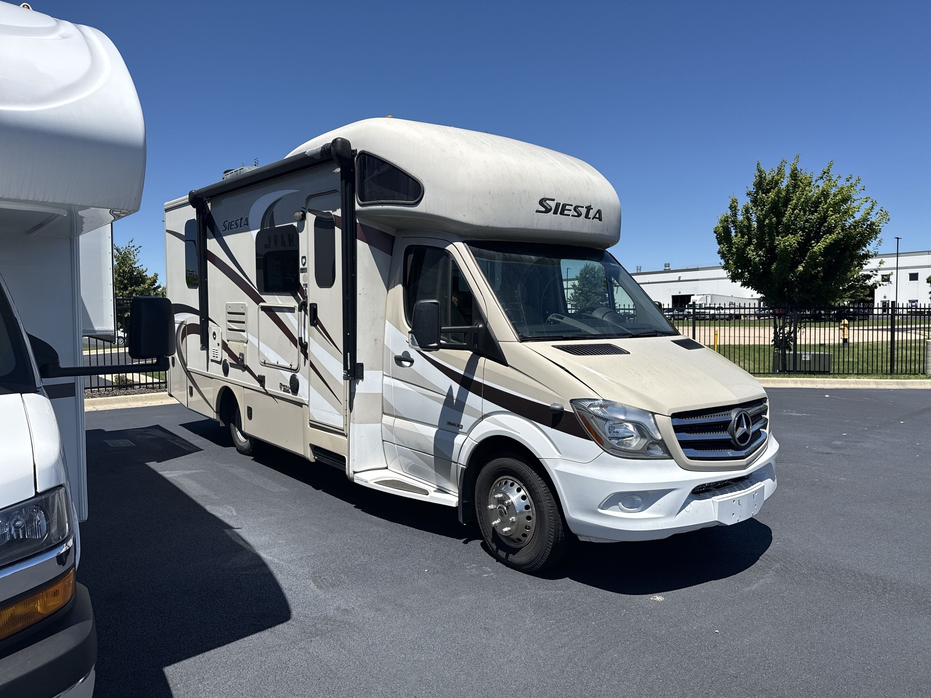 2017 Thor FOUR WINDS SIESTA 24SR in roscoe IL