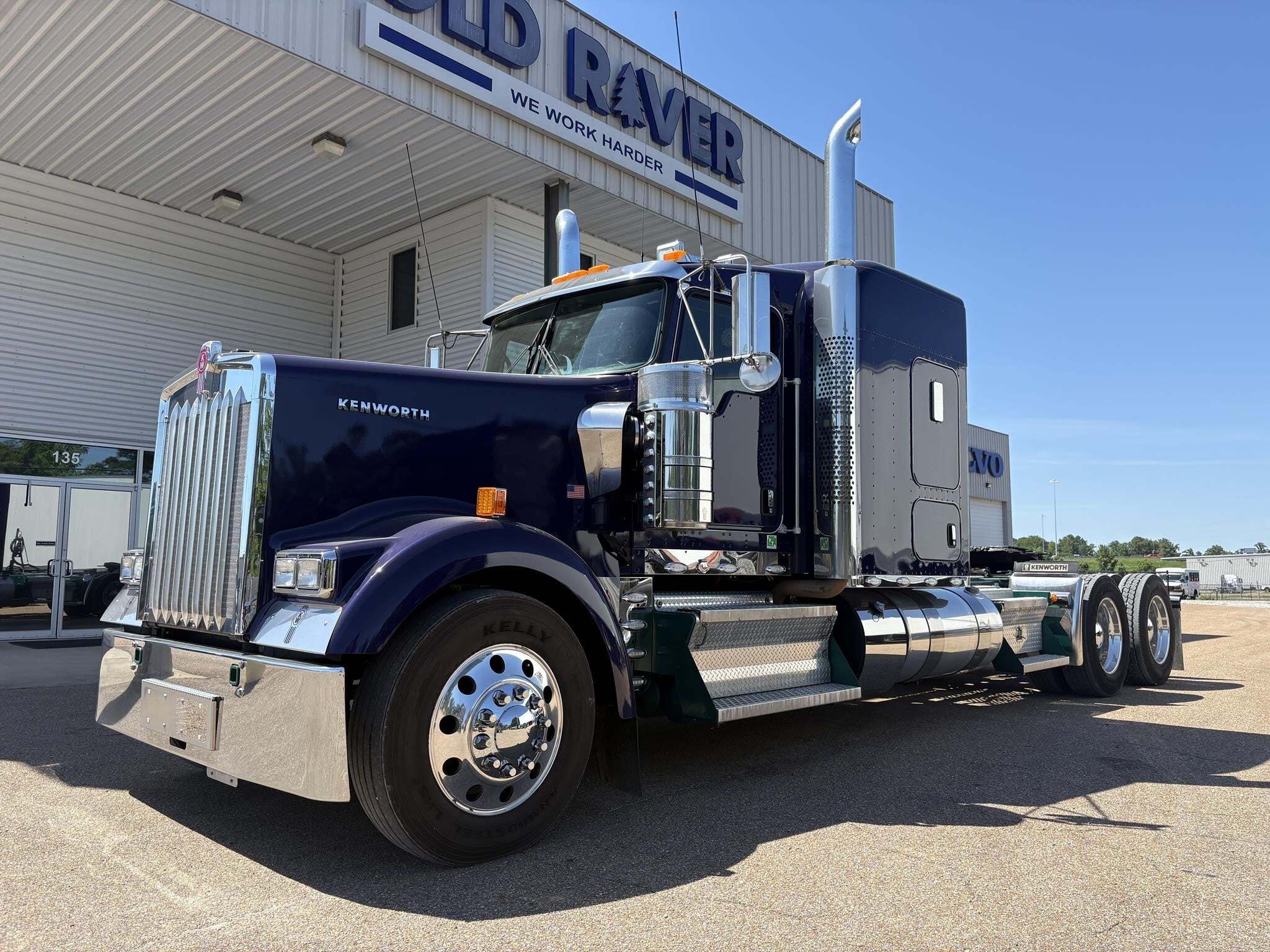 2024 KENWORTH W900 in Richland, MS