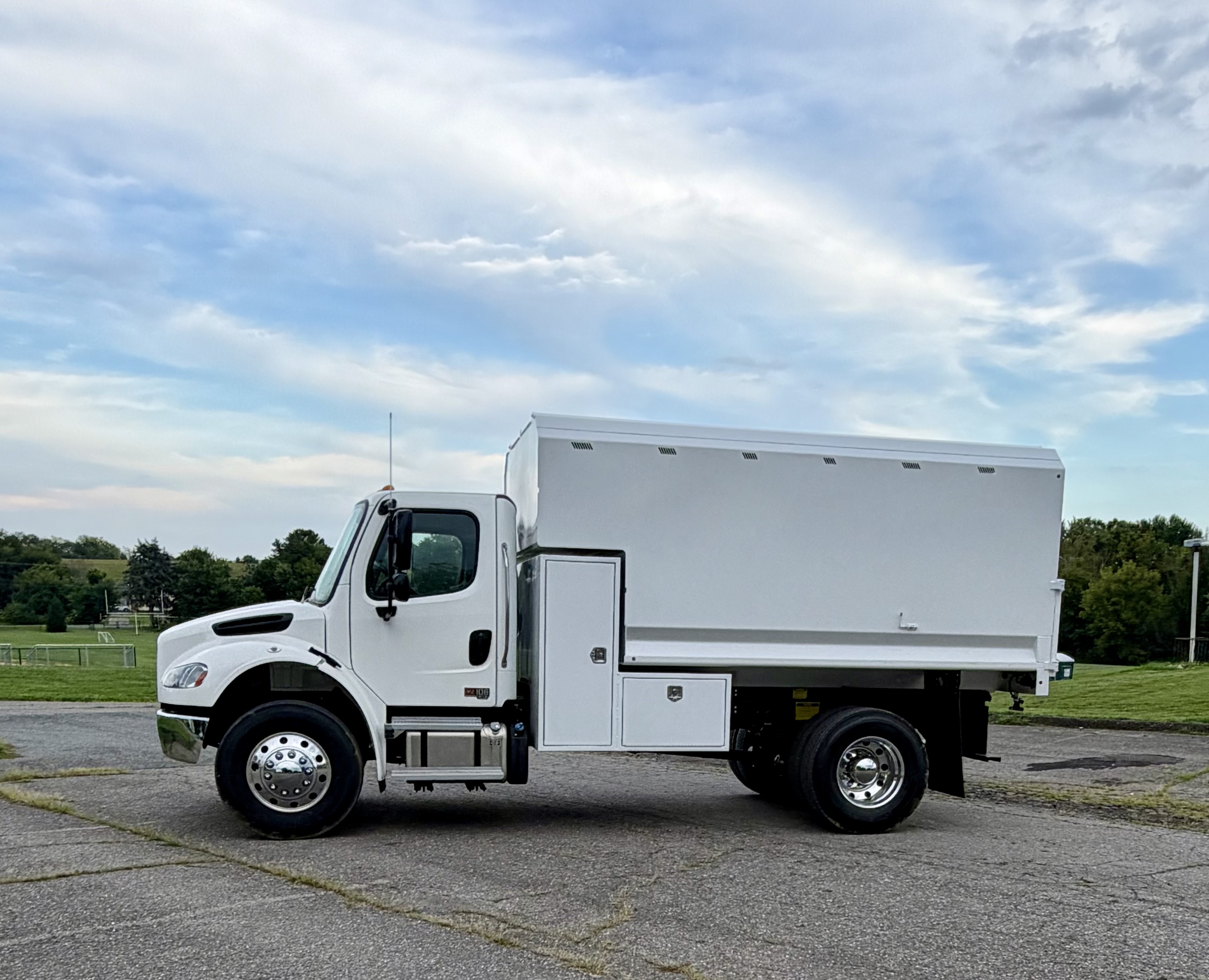 2024 FREIGHTLINER BUSINESS CLASS M2 106 in Green Brook, NJ