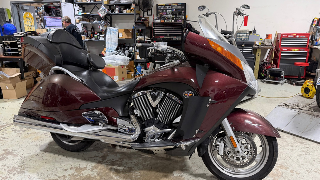 2008 Victory Motorcycles Vision Tour - MIDNIGHT CHERRY TOUR in Marengo, IL