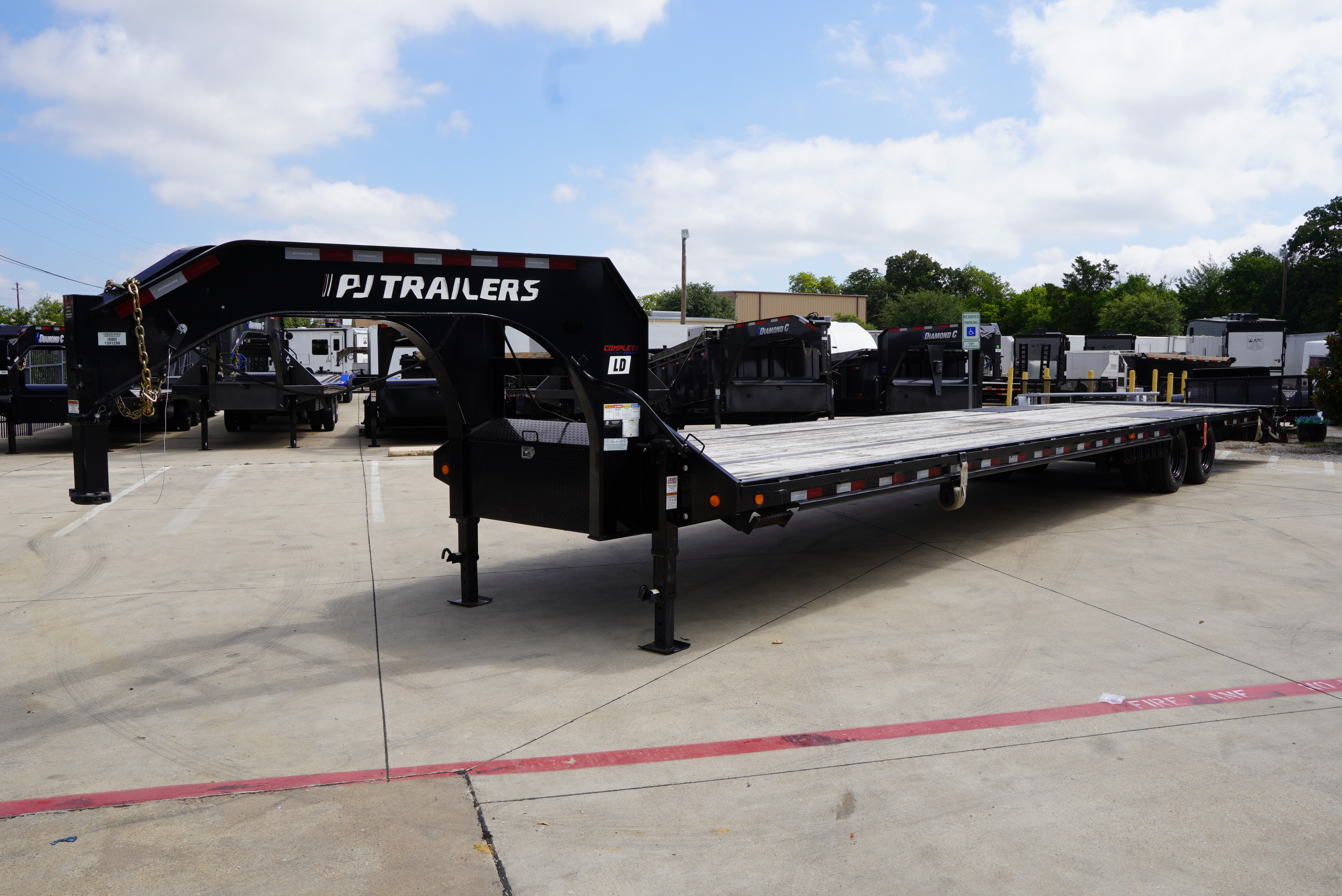 2022 PJ Trailers Low-Pro Flatdeck with Duals (LD) 40' in Keller, TX