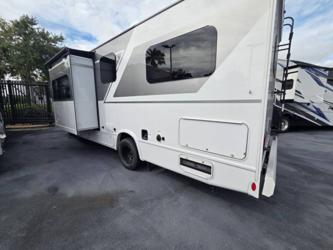 A photo of this 2026 Thor Motor Coach Axis 26.2
