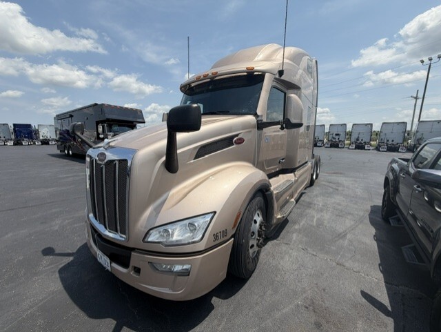 2021 PETERBILT 579 in East Saint Louis, IL