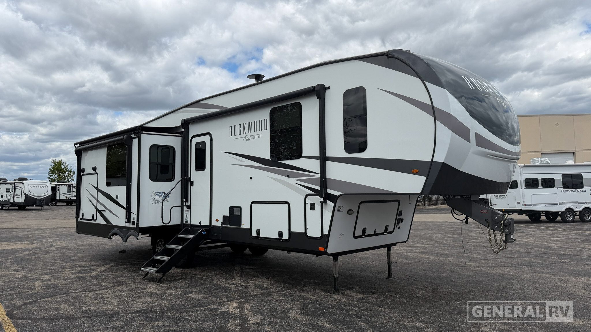 2023 Forest River Rockwood Signature Ultra Lite 8288SB in huntley IL