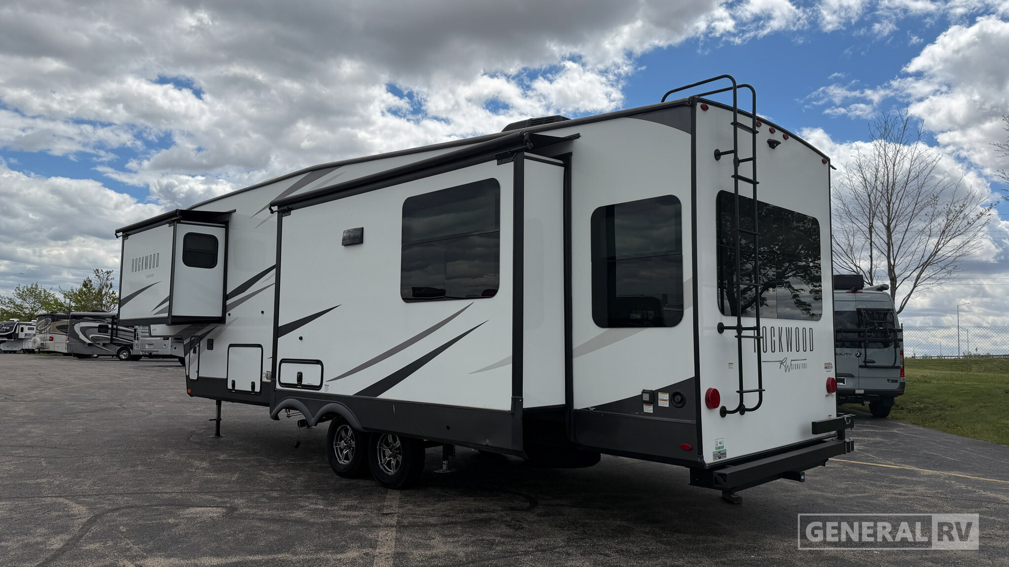 2023 Forest River Rockwood Signature Ultra Lite 8288SB in huntley IL