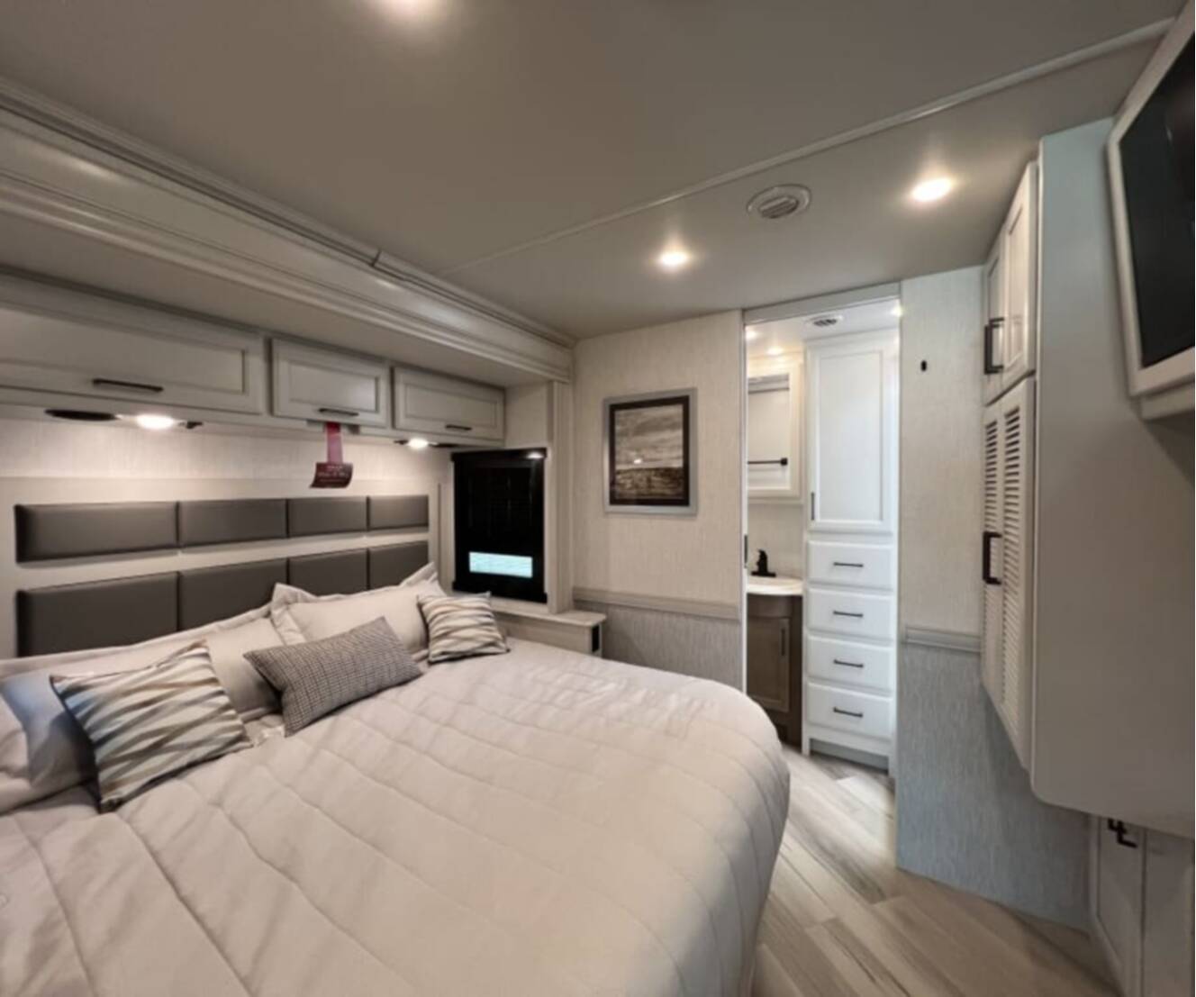 A photo of this 2027 Fleetwood BOUNDER 35K