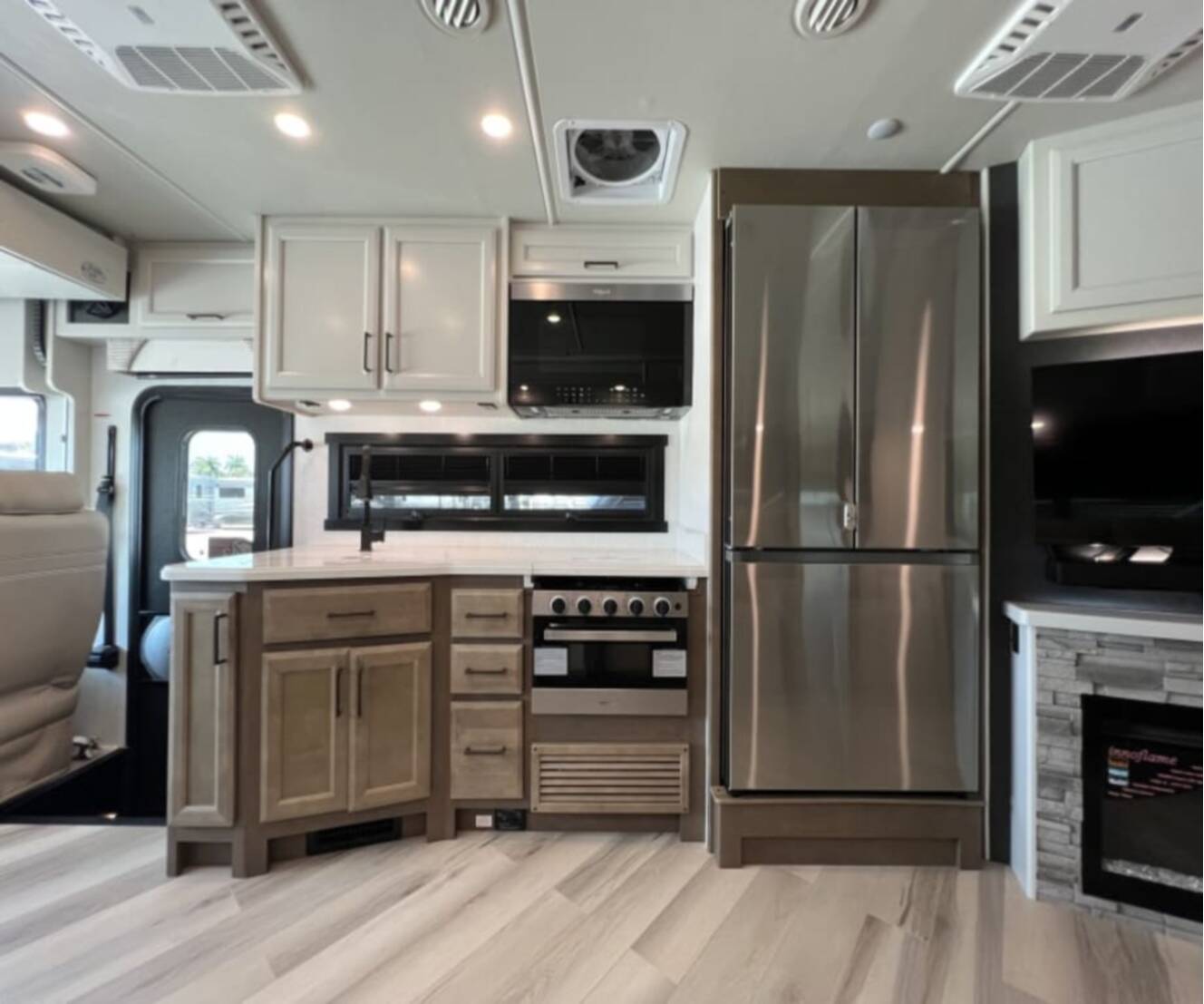 A photo of this 2027 Fleetwood BOUNDER 35K