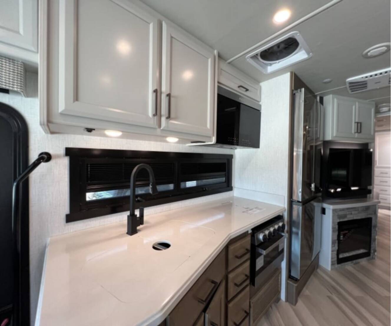 A photo of this 2027 Fleetwood BOUNDER 35K