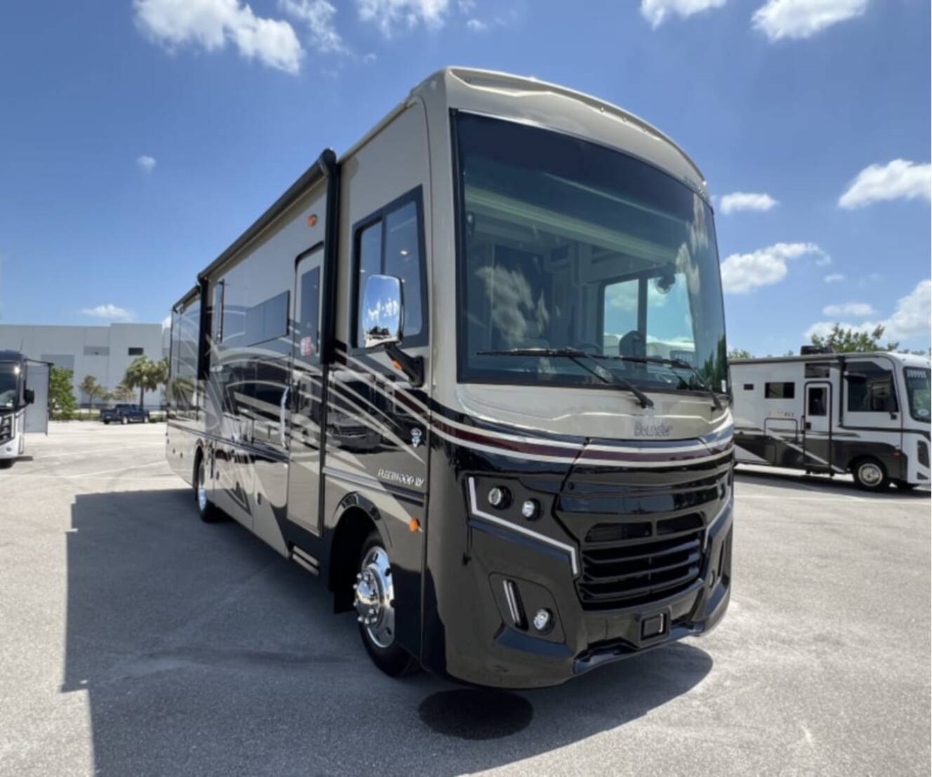 A photo of this 2027 Fleetwood BOUNDER 35K