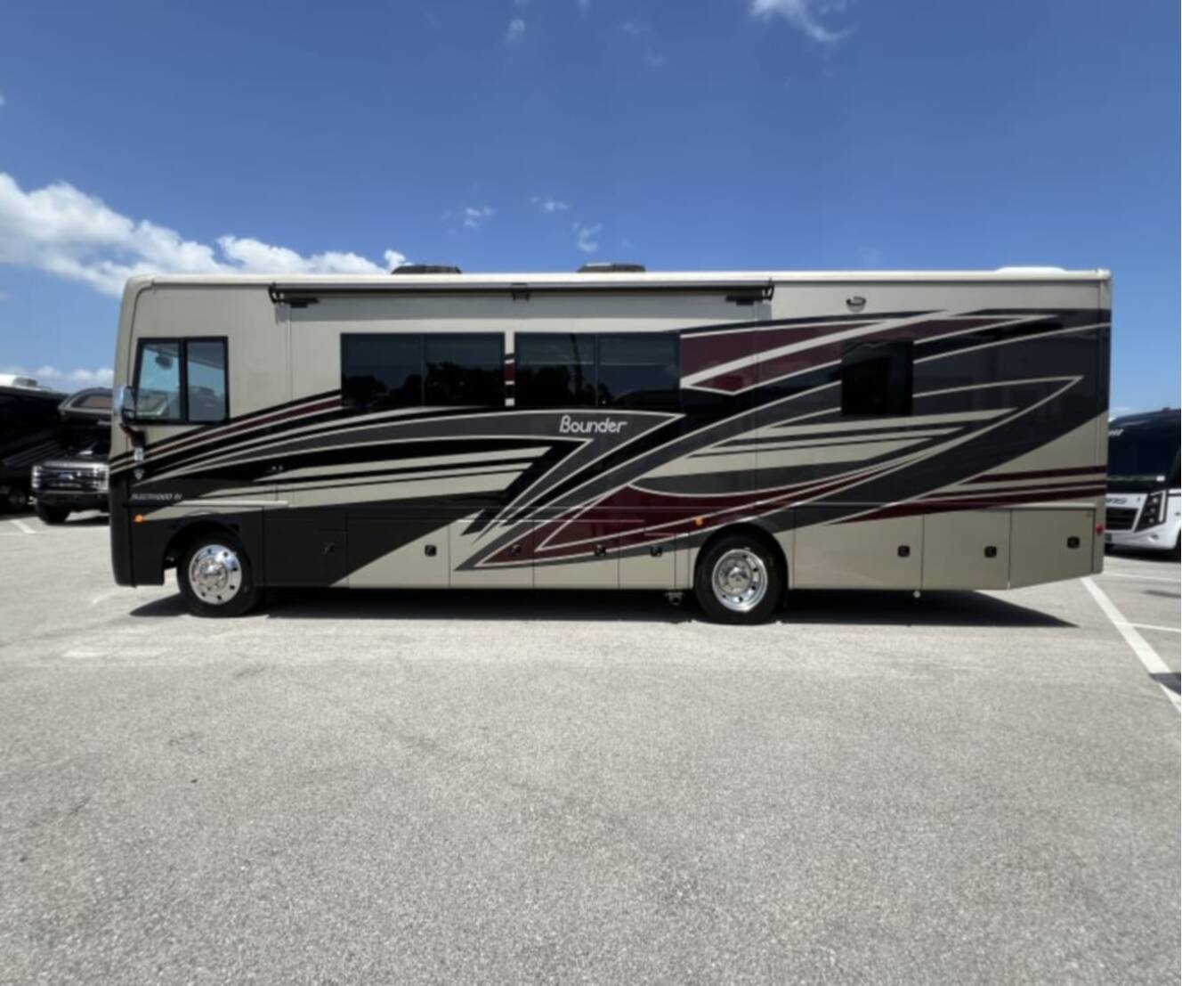 A photo of this 2027 Fleetwood BOUNDER 35K