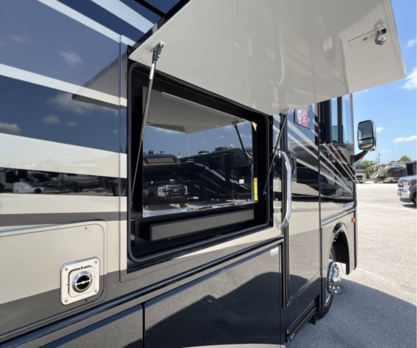 A photo of this 2027 Fleetwood BOUNDER 35K