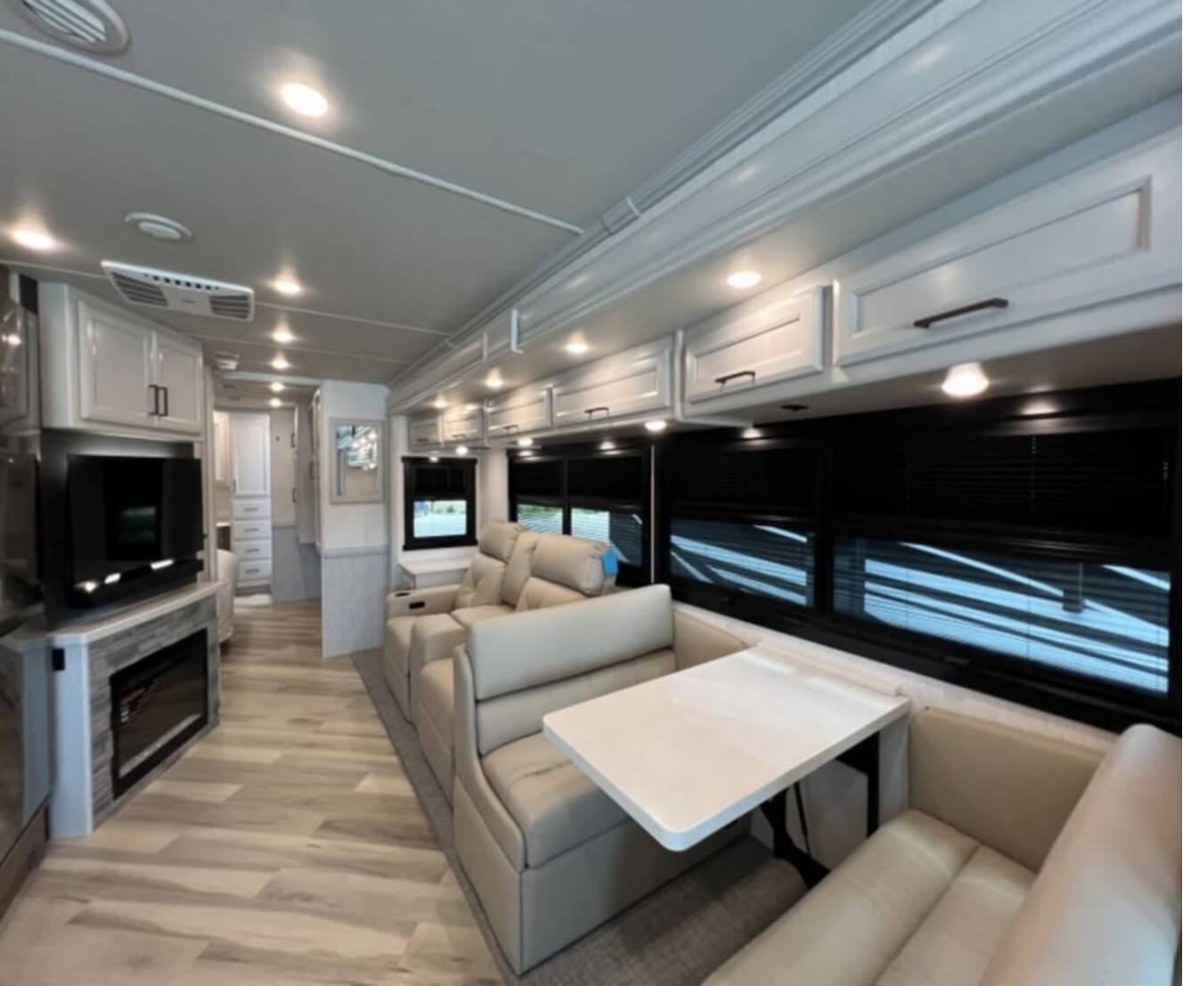 A photo of this 2027 Fleetwood BOUNDER 35K