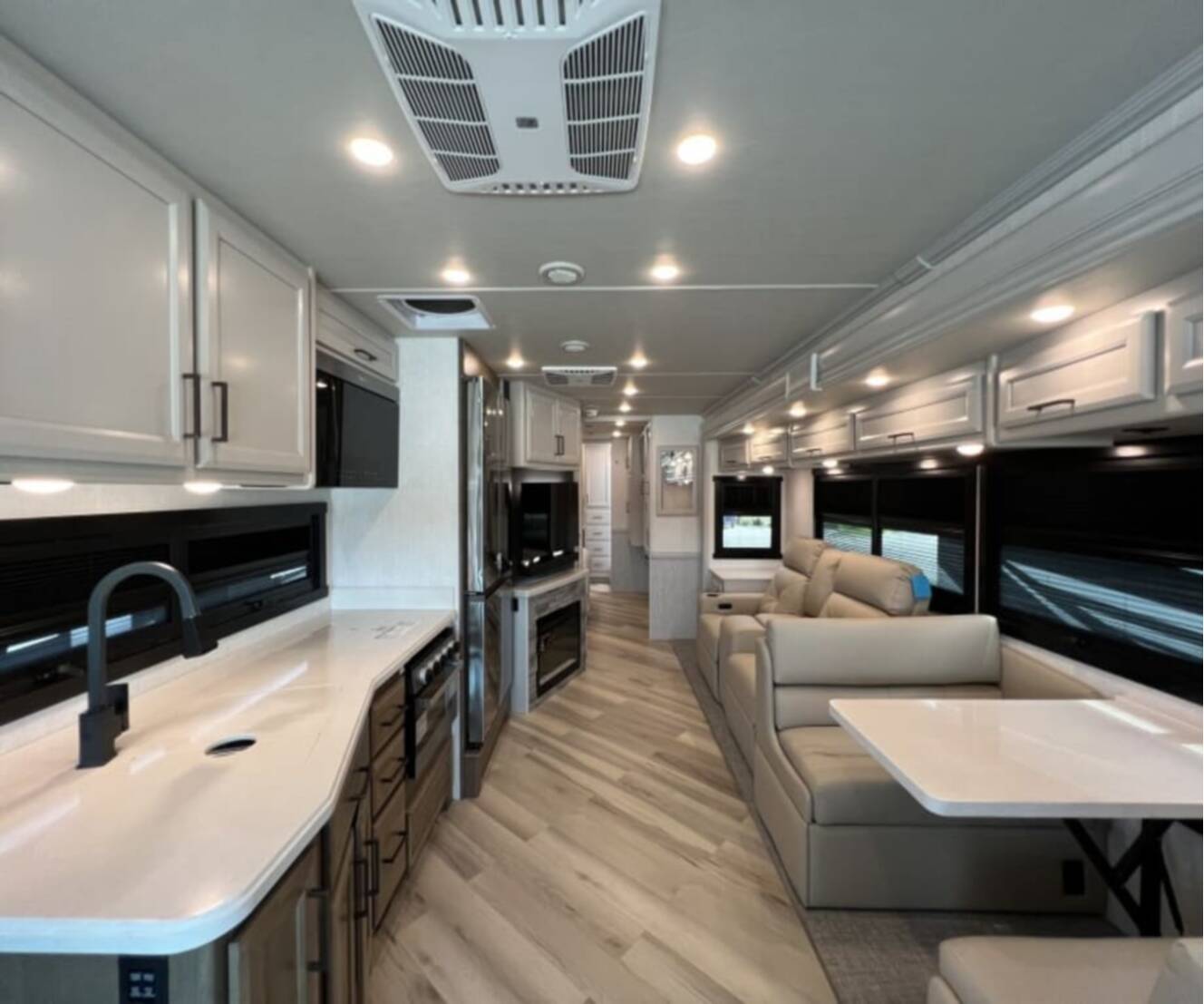 A photo of this 2027 Fleetwood BOUNDER 35K