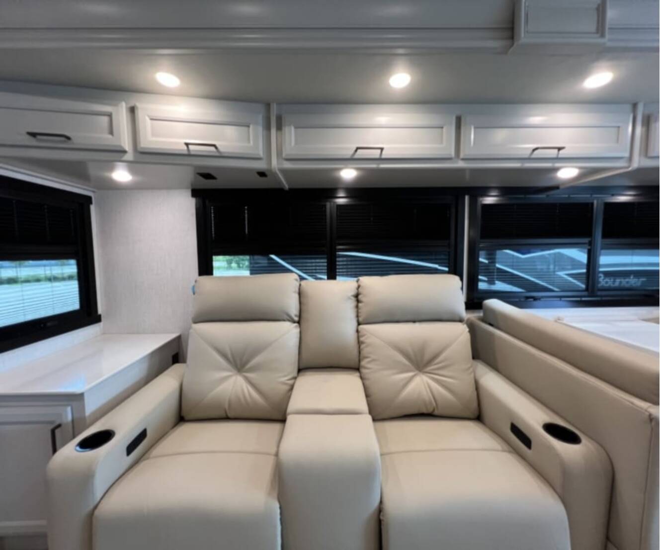 A photo of this 2027 Fleetwood BOUNDER 35K
