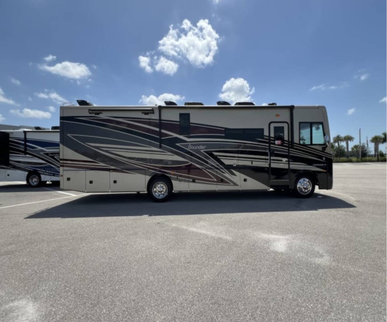 A photo of this 2027 Fleetwood BOUNDER 35K